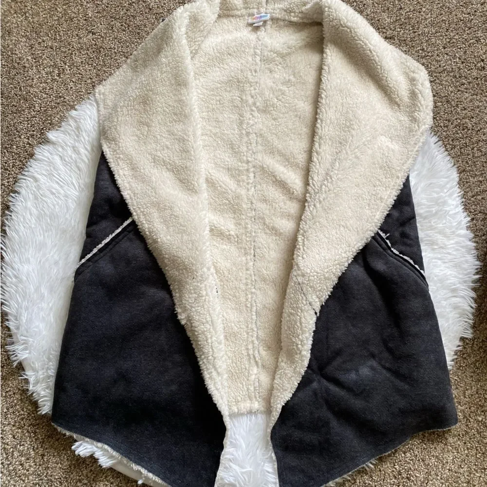 LULAROE Marlow Faux Suede Sherpa Vest Womens Size‎ Medium Gray
